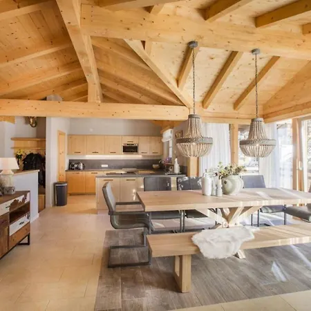 Schoeneben Bergkristall Wald im Pinzgau